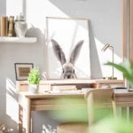 affiche daquarelle avec un lapin brun avec ses oreilles dressees et le haut de s bureau.webp