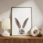 affiche daquarelle avec un lapin brun avec ses oreilles dressees et le haut de s meuble.webp