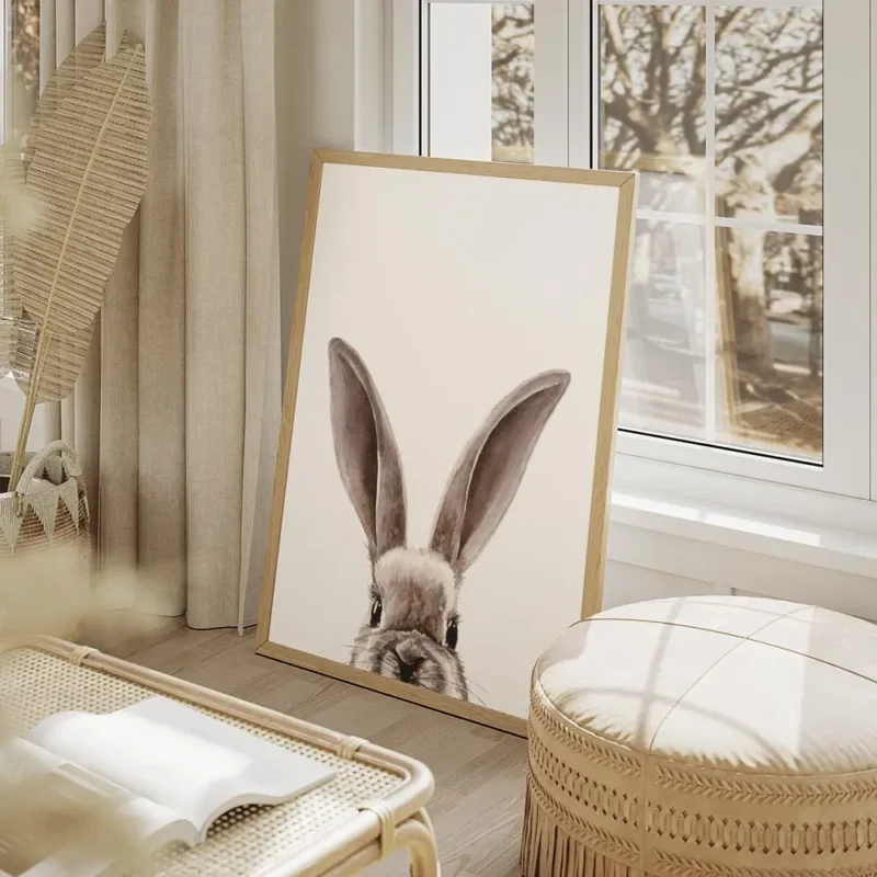affiche daquarelle avec un lapin brun avec ses oreilles dressees et le haut de s salon beige.webp