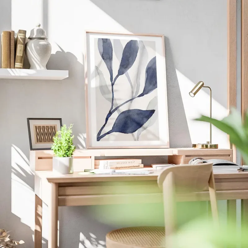 affiche daquarelle de plantes aquatiques bleues sur fond clair avec un effet de bureau.webp