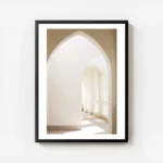 affiche darches beiges avec lumiere du soleil ambiance mediterraneenne et typogr avec cadre.webp
