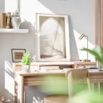 affiche darches beiges avec lumiere du soleil ambiance mediterraneenne et typogr bureau.webp