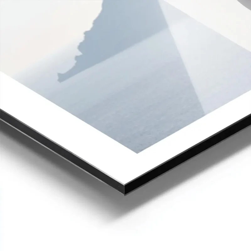 affiche darchitecture grecque cycladique avec facade blanche fenetres arquees et aluminium.webp