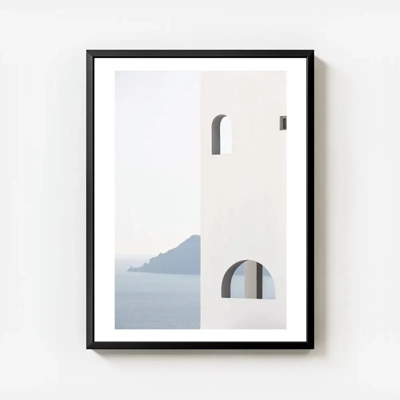 affiche darchitecture grecque cycladique avec facade blanche fenetres arquees et avec cadre.webp