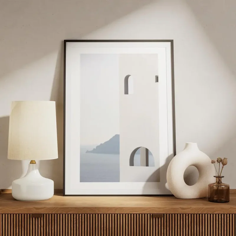 affiche darchitecture grecque cycladique avec facade blanche fenetres arquees et meuble.webp