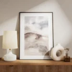 affiche dart abstrait aquarelle de plage aux tons beige marron et bleu clair meuble.webp
