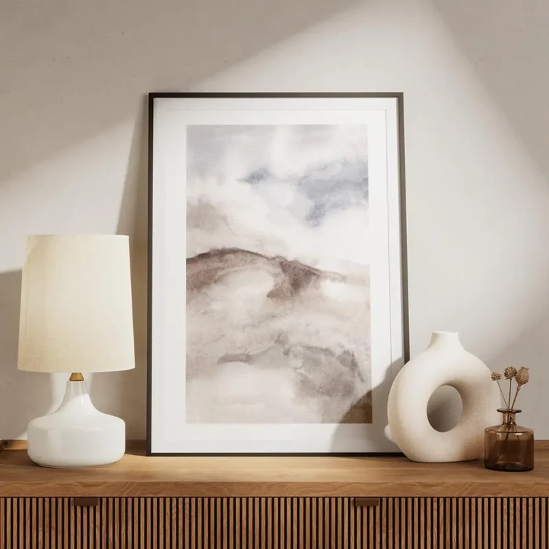 affiche dart abstrait aquarelle de plage aux tons beige marron et bleu clair meuble.webp