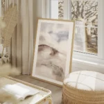 affiche dart abstrait aquarelle de plage aux tons beige marron et bleu clair salon beige.webp