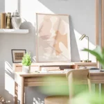affiche dart abstrait aux formes fluides couleur peche et beige avec typographie bureau.webp