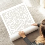 affiche dart abstrait aux formes organiques beiges sur fond blanc avec le texte au sol.webp