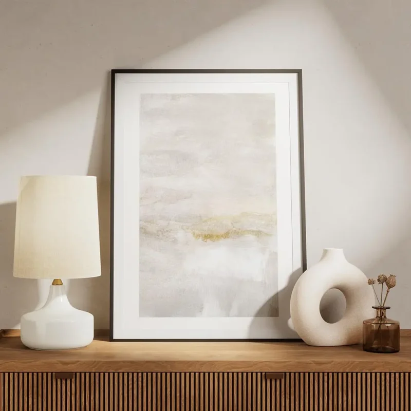 affiche dart abstrait aux tons beiges avec des touches dorees evoquant un paysag meuble.webp