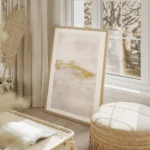 affiche dart abstrait aux tons beiges et dores avec des coups de pinceau texture salon beige.webp