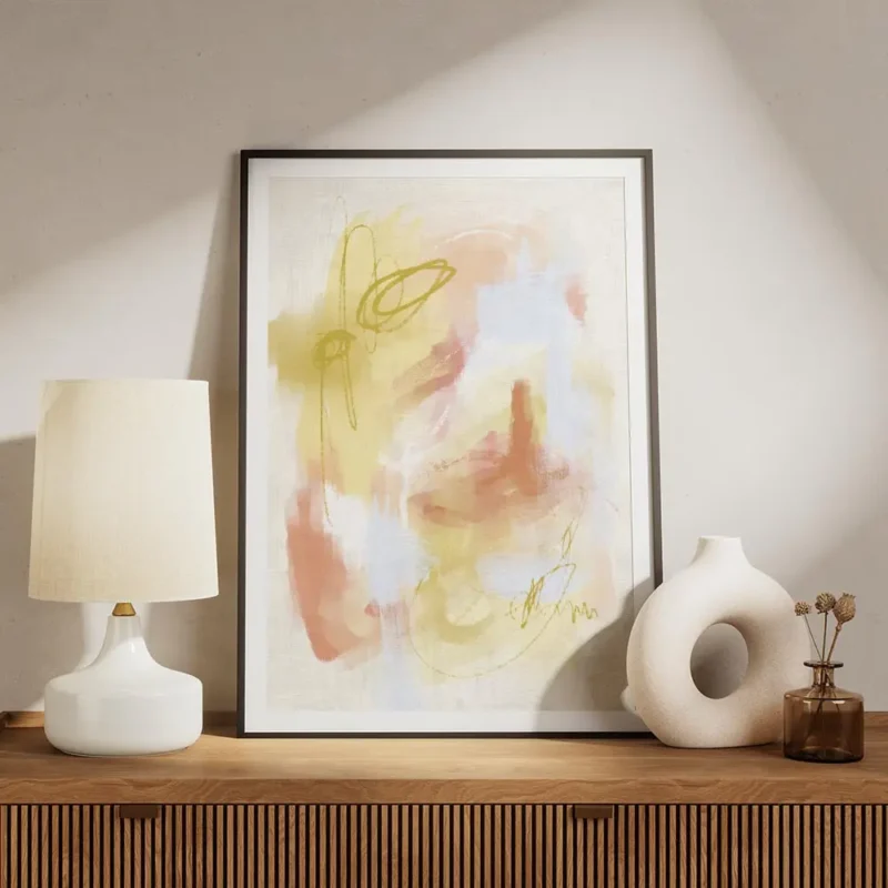 affiche dart abstrait aux traits jaune orange et bleu clair avec des gribouillis meuble.webp