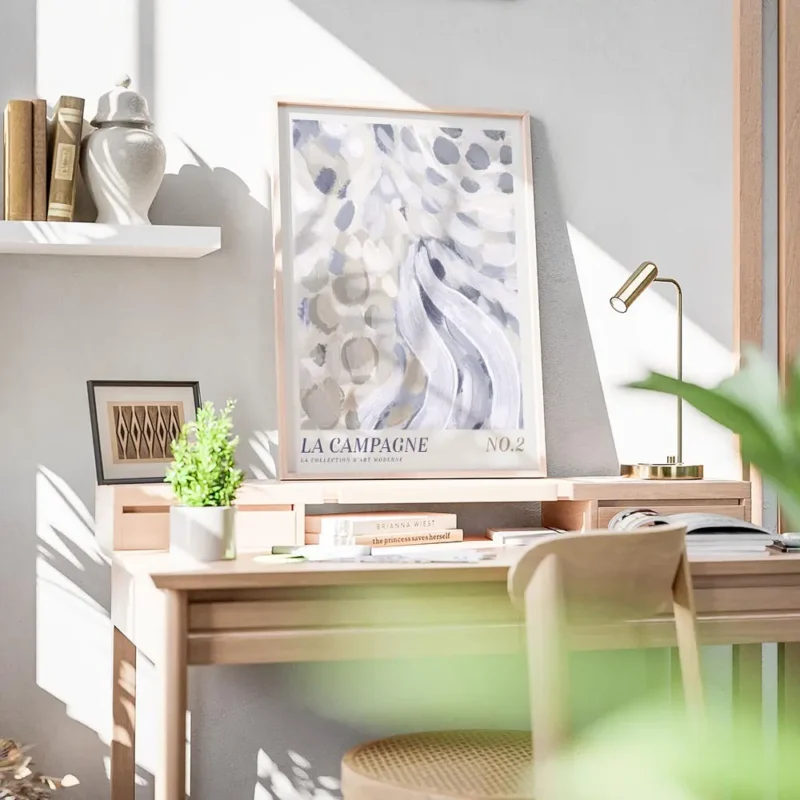 affiche dart abstrait avec coups de pinceau et points en bleu blanc et beige ave bureau.webp