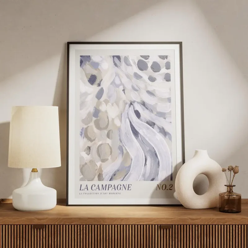 affiche dart abstrait avec coups de pinceau et points en bleu blanc et beige ave meuble.webp