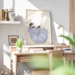 affiche dart abstrait avec des champs de couleur brosses en blanc bleu et marron bureau.webp