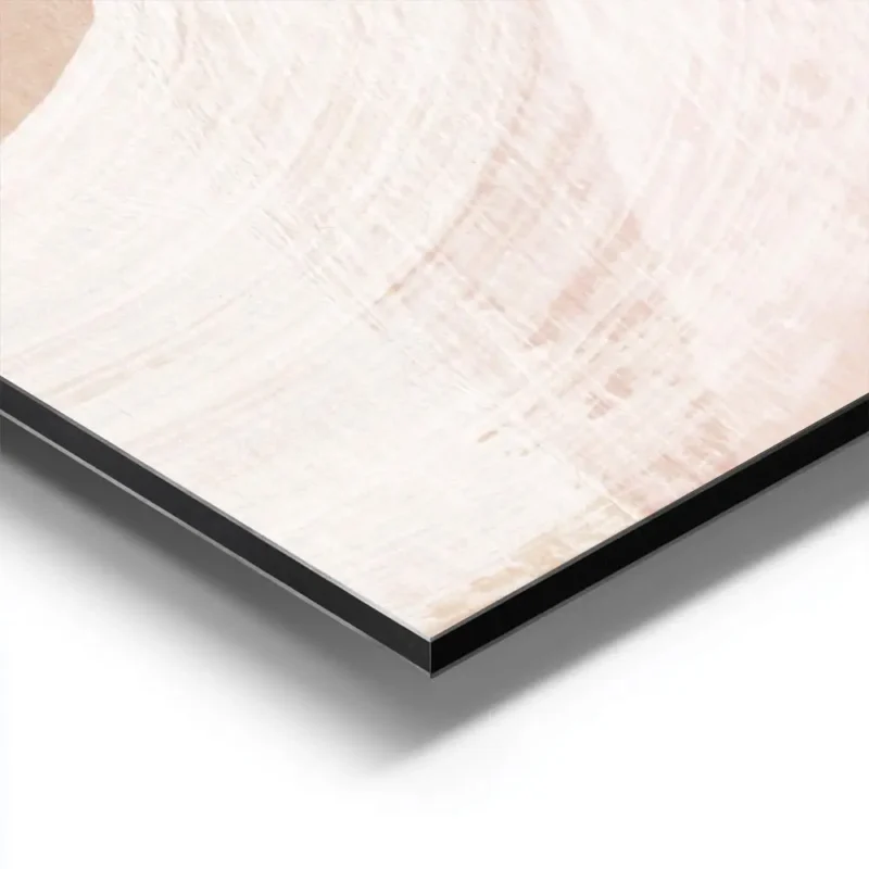 affiche dart abstrait avec des coups de pinceau blancs sur un fond peche effet d aluminium.webp