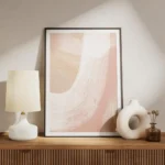 affiche dart abstrait avec des coups de pinceau blancs sur un fond peche effet d meuble.webp