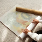 affiche dart abstrait avec des formes et des traits en jaune orange et turquoise enroule.webp