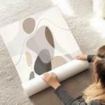 affiche dart abstrait avec des formes organiques aux couleurs neutres et terreus au sol.webp