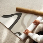 affiche dart abstrait avec des formes texturees noires beiges et blanches et des enroule.webp