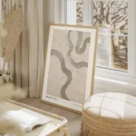 affiche dart abstrait avec des volutes vertes sur fond beige texture et le texte salon beige.webp