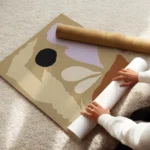 affiche dart abstrait avec formes organiques violettes beiges noires et brunes s enroule.webp