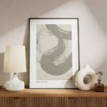 affiche dart abstrait avec une volute verte peinte sur un fond beige texture et meuble.webp