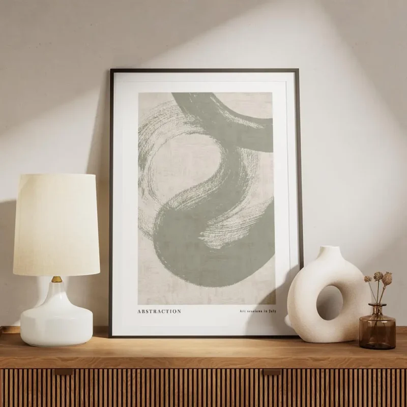affiche dart abstrait avec une volute verte peinte sur un fond beige texture et meuble.webp