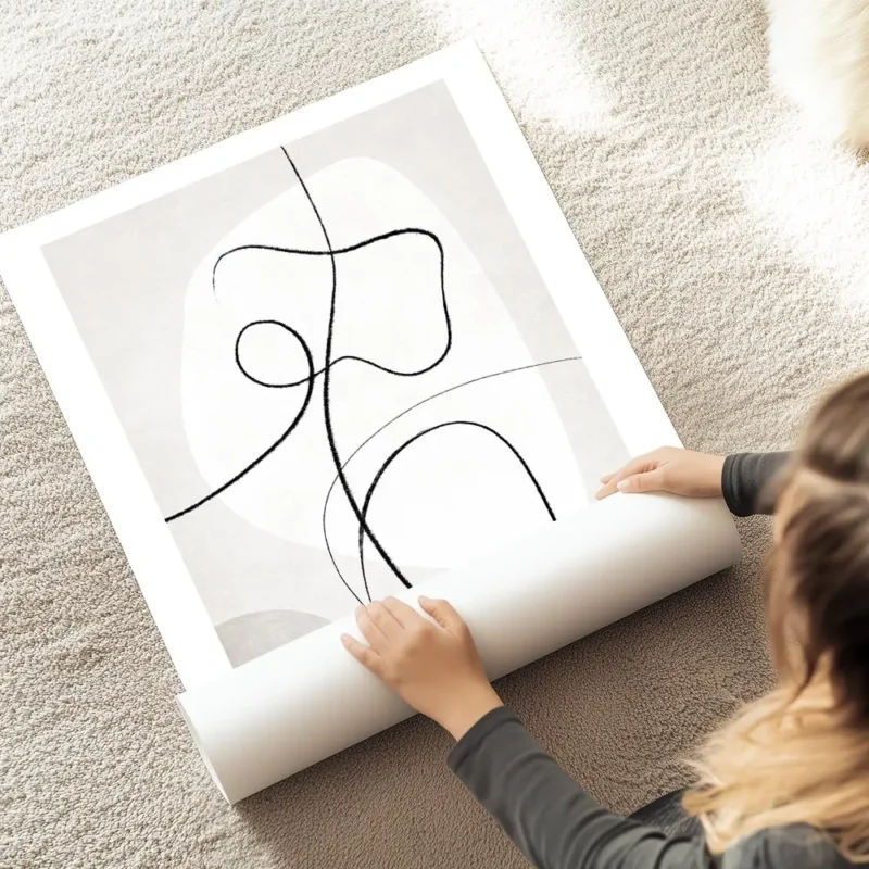 affiche dart abstrait beige et blanc avec des lignes noires et des formes organi au sol.webp