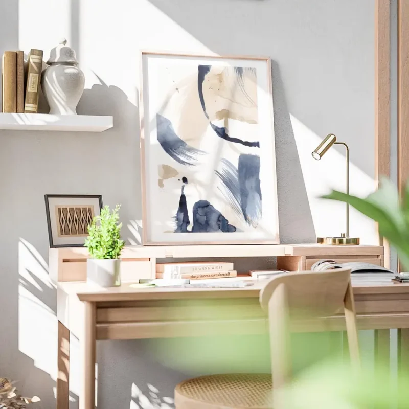 affiche dart abstrait bleu avec coups de pinceau beige et blanc ambiance epuree bureau.webp