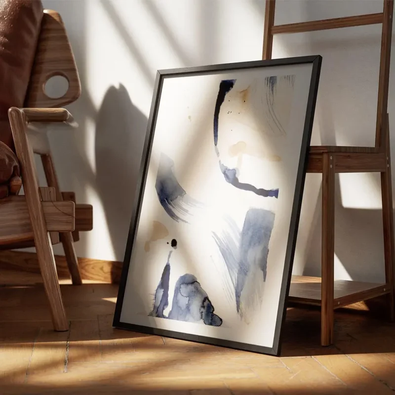 affiche dart abstrait bleu avec coups de pinceau beige et blanc ambiance epuree encadre.webp