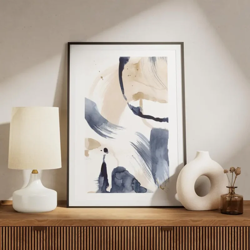 affiche dart abstrait bleu avec coups de pinceau beige et blanc ambiance epuree meuble.webp