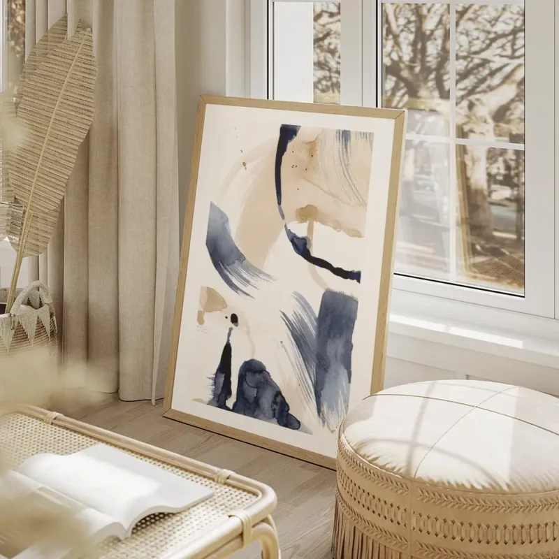 affiche dart abstrait bleu avec coups de pinceau beige et blanc ambiance epuree salon beige.webp