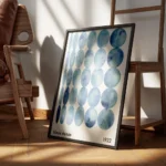 affiche dart abstrait bleu avec des cercles de formes variees et une typographie encadre.webp