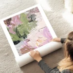 affiche dart abstrait colore avec des coups de pinceau epais en vert et rose au sol.webp