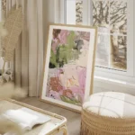 affiche dart abstrait colore avec des coups de pinceau epais en vert et rose salon beige.webp