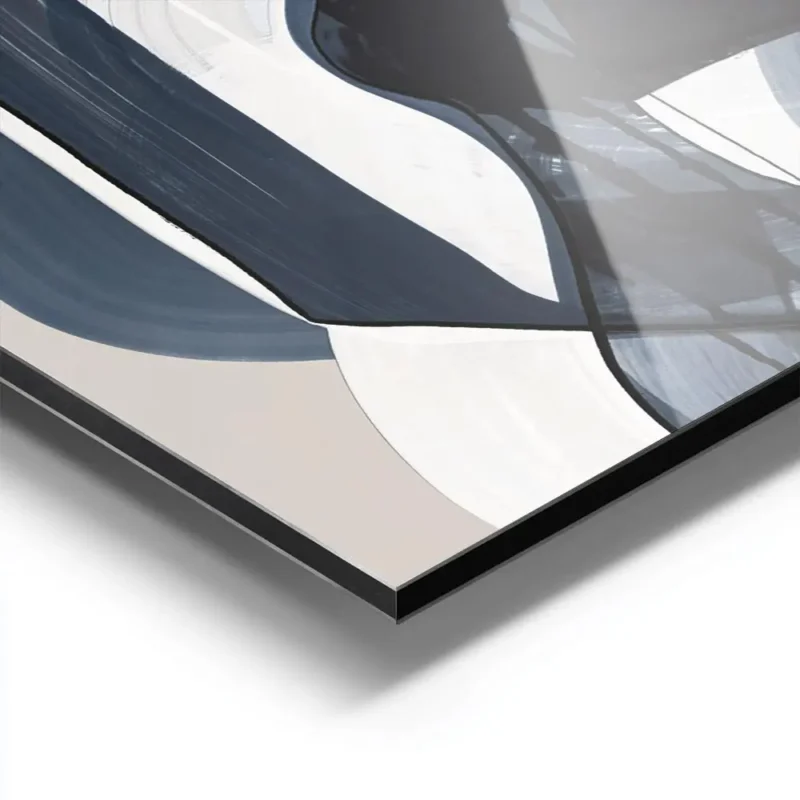affiche dart abstrait de femme en bleu et blanc avec des contours noirs sur fond aluminium.webp