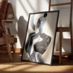 affiche dart abstrait de femme en bleu et blanc avec des contours noirs sur fond encadre.webp