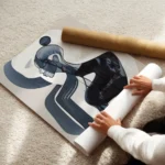 affiche dart abstrait de femme en bleu et blanc avec des contours noirs sur fond enroule.webp