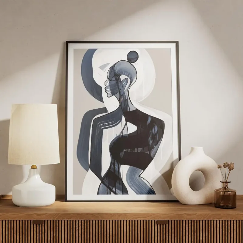 affiche dart abstrait de femme en bleu et blanc avec des contours noirs sur fond meuble.webp