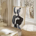 affiche dart abstrait de femme en bleu et blanc avec des contours noirs sur fond salon beige.webp