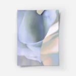 affiche dart abstrait de tissu drape doux bleute et peche avec des textures ondu.webp