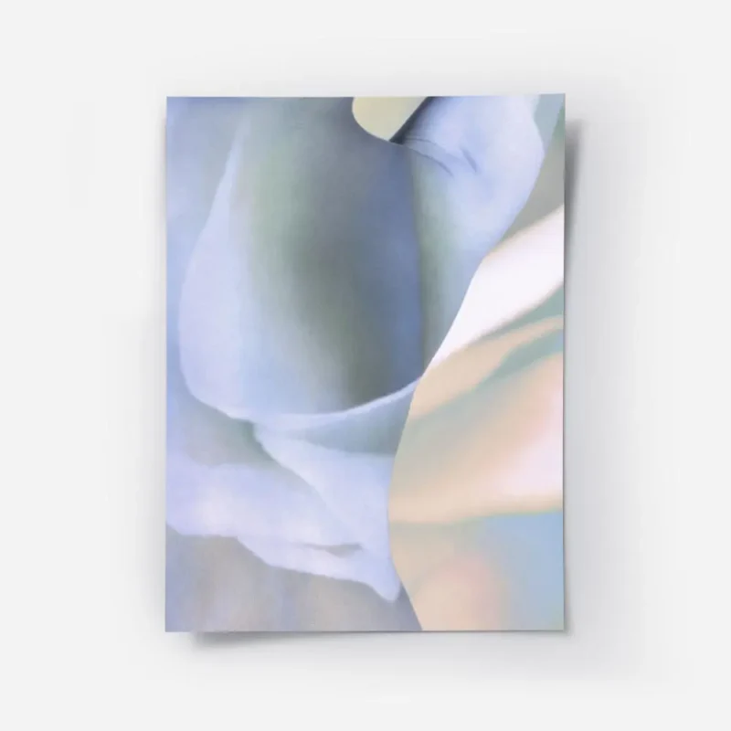 affiche dart abstrait de tissu drape doux bleute et peche avec des textures ondu.webp