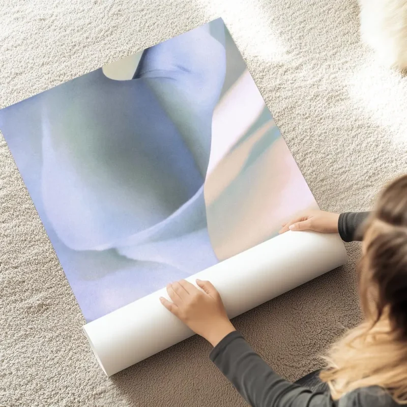 affiche dart abstrait de tissu drape doux bleute et peche avec des textures ondu au sol.webp