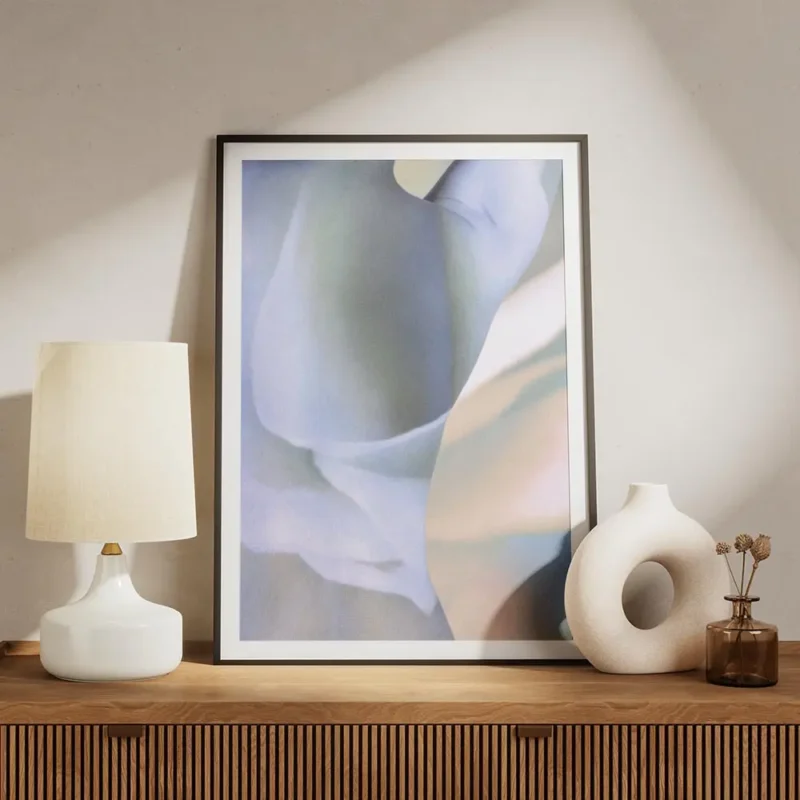 affiche dart abstrait de tissu drape doux bleute et peche avec des textures ondu meuble.webp