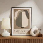 affiche dart abstrait dune poire aux couleurs neutres de kaki et blanc casse ave meuble.webp