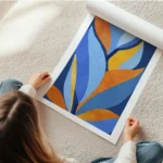 affiche dart abstrait moderne avec des feuilles stylisees bleues oranges et jaun en rouleau.webp