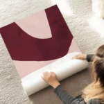 affiche dart abstrait moderne avec des formes asymetriques bordeaux rose clair e au sol.webp