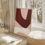 affiche dart abstrait moderne avec des formes asymetriques bordeaux rose clair e salon beige.webp